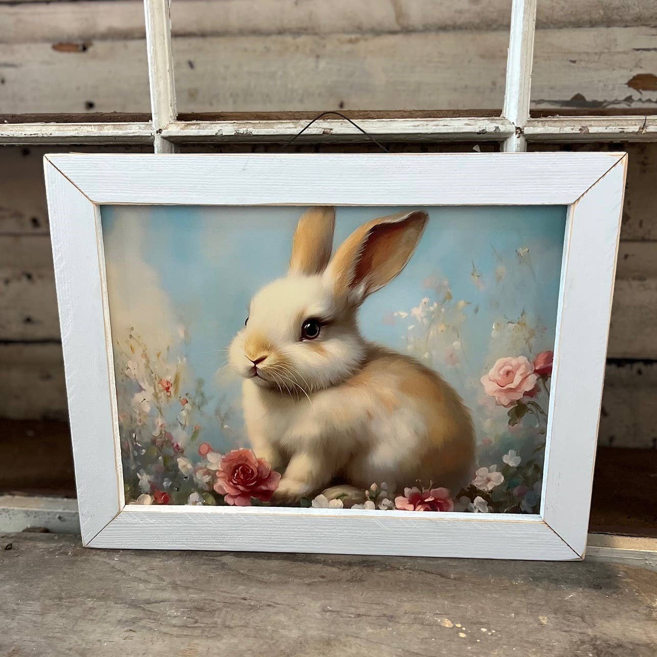 Conejito de Pascua en un campo floral