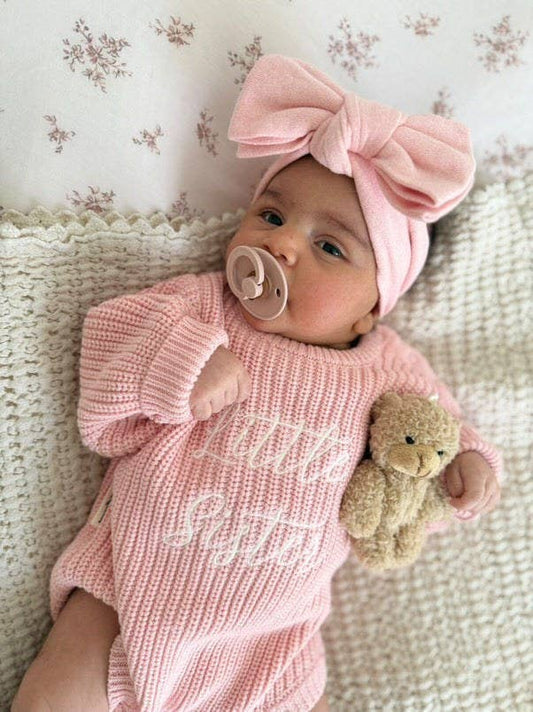 Mono con anuncio de "Hermana pequeña" | Peony