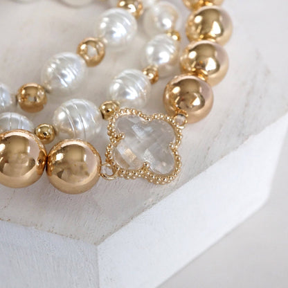 Conjunto de pulseras llamativas con cuentas gruesas y dije de trébol: elegantes y atrevidas