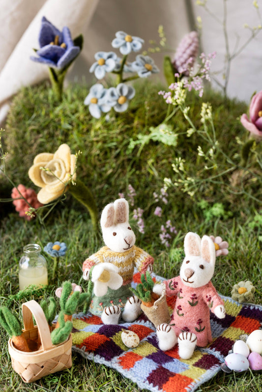 Gry and Sif - Small White Girly Bunny w/Skirt & Snowdrop