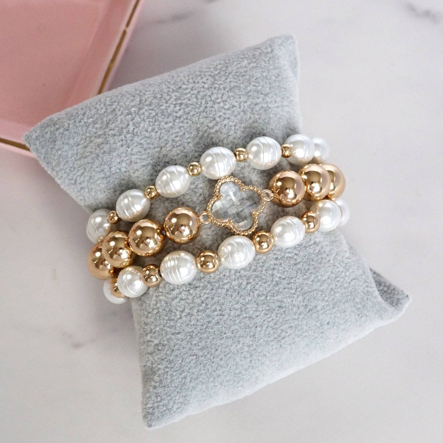 Conjunto de pulseras llamativas con cuentas gruesas y dije de trébol: elegantes y atrevidas