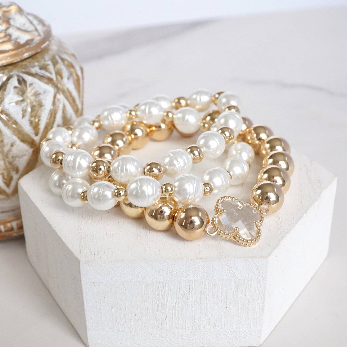 Conjunto de pulseras llamativas con cuentas gruesas y dije de trébol: elegantes y atrevidas