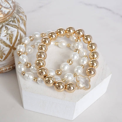 Conjunto de pulseras llamativas con cuentas gruesas y dije de trébol: elegantes y atrevidas